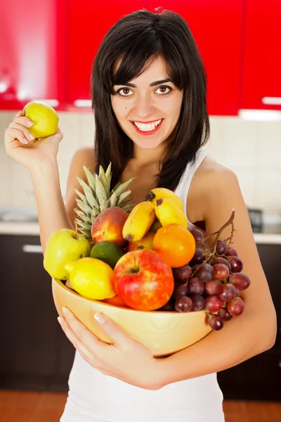 Κοπέλα που κρατά φρούτων πιάτο — Φωτογραφία Αρχείου