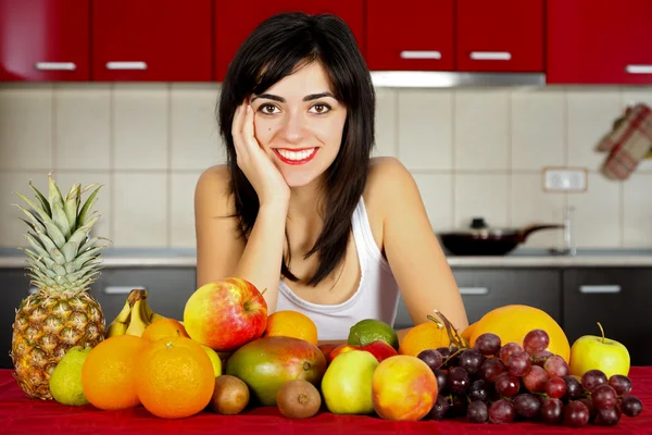 Sorridente con frutta in tavola — Foto Stock
