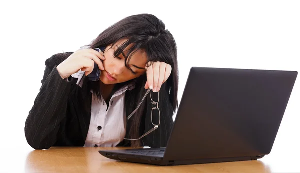 Mujer agotada trabajando hasta tarde — Foto de Stock