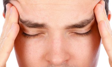 güçlü baş ağrısı