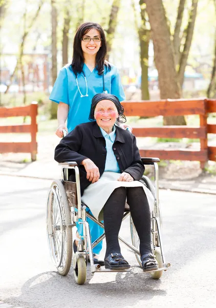 Sonriente médico y paciente al aire libre — Foto de Stock