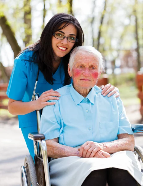 Läkare, sjuksköterska med äldre patienter — Stockfoto