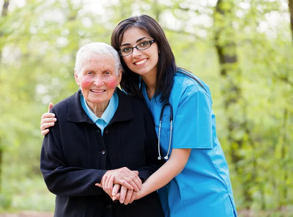 Att hjälpa äldre peoplee — Stockfoto