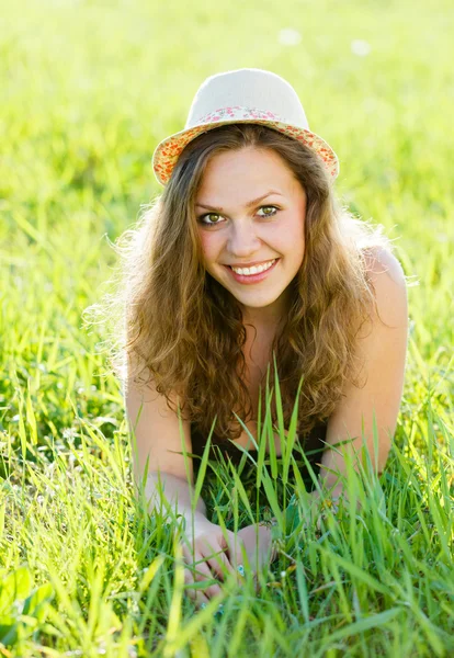 Maravilhosamente sorridente senhora na grama — Fotografia de Stock