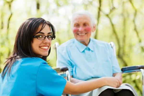 Gentilmente sorridente infermiera — Foto Stock