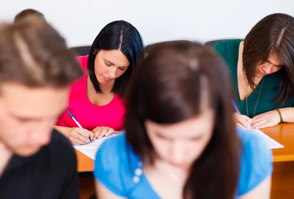 Studenti esame di scrittura — Foto Stock