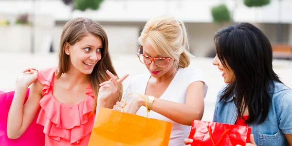 Подружки розмовляють після покупки — стокове фото