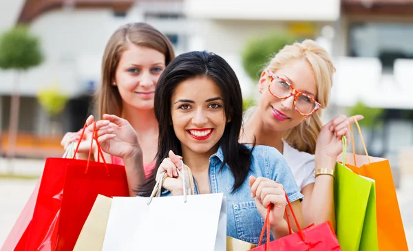 Lindas meninas fora de compras — Fotografia de Stock