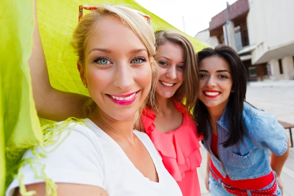 Schöne Frauen genießen die gemeinsame Zeit — Stockfoto