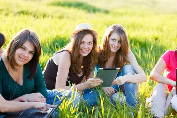 Lavoro dello studente su computer portatili e tablet — Foto Stock