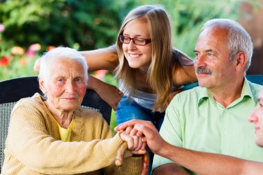 bakım evinde aile ziyaret hasta büyükanne