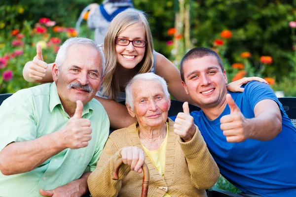 Familjen besök i vårdhem — Stockfoto