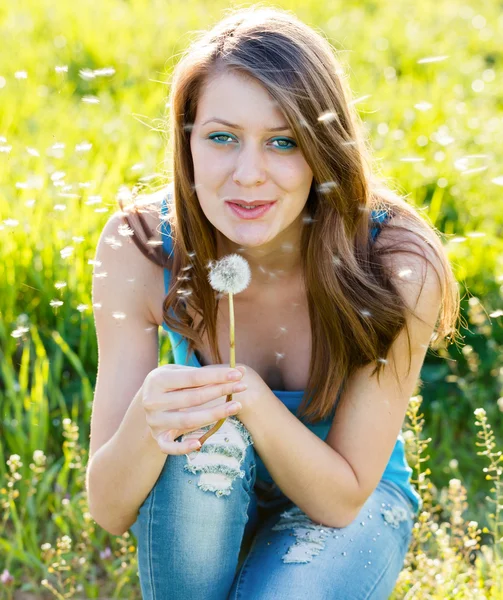 Menina com Blowball — Fotografia de Stock