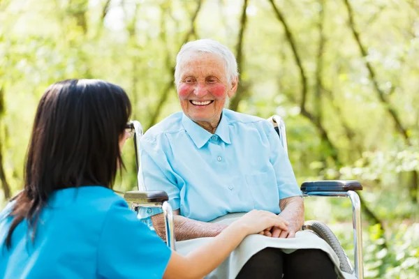 Señora sonriente en silla de ruedas — Foto de Stock