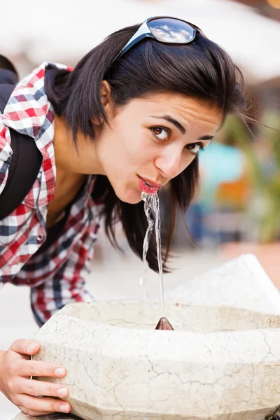 Trinken aus dem Frühling — Stockfoto