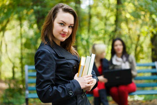 Meisje in campus van de Universiteit — Stockfoto