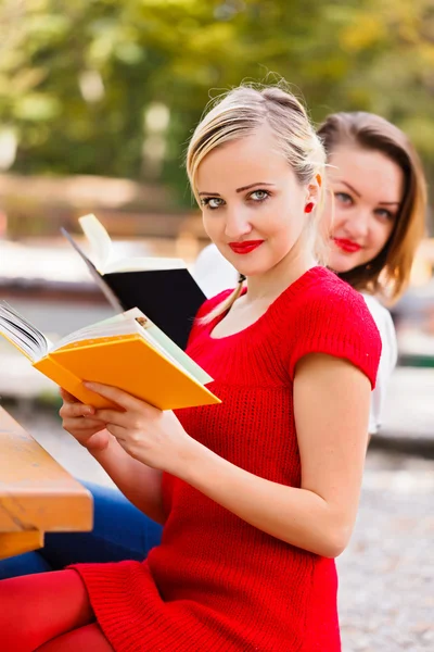 Meninas lendo livros — Fotografia de Stock