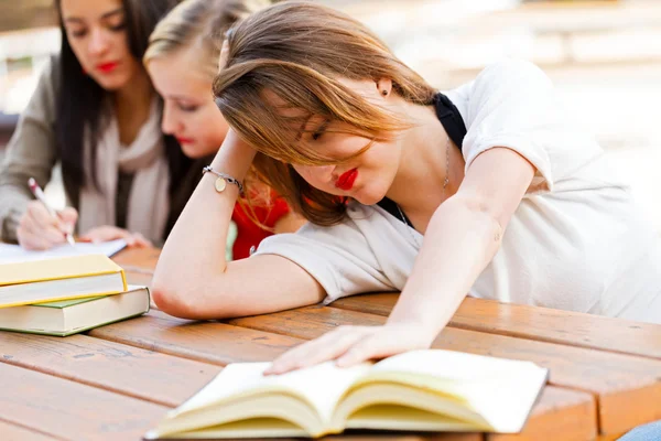 Mädchen hatte genug von Büchern — Stockfoto