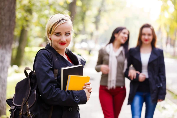 Namoradas indo para a escola — Fotografia de Stock