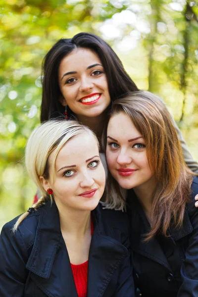 Portret van drie vriendinnen in park — Stockfoto