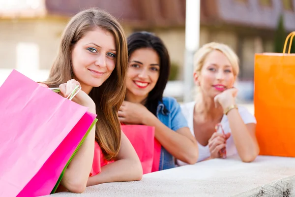 Vänner ut shopping — Stockfoto