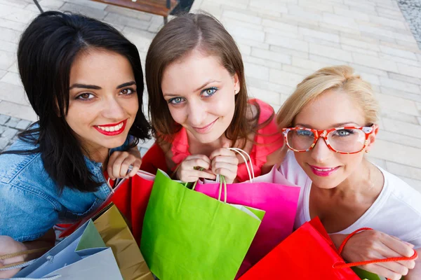 Vackra flickor ut shopping — Stockfoto