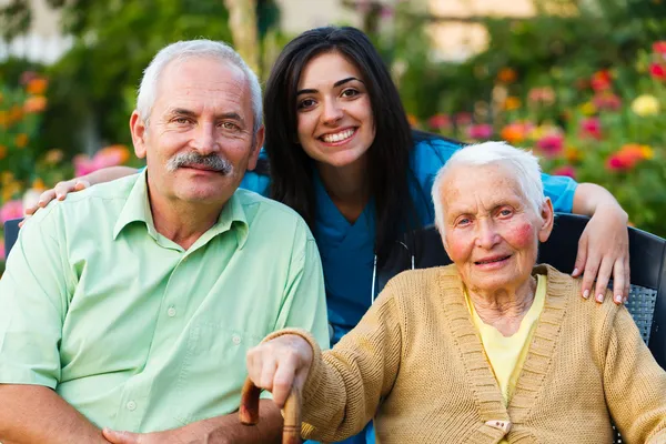 Besöker äldre patienter — Stockfoto