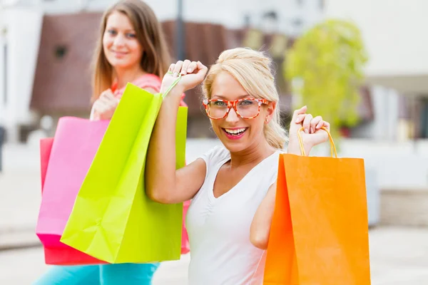 Bästa vänner njuter välförtjänt shopping dagen — Stockfoto