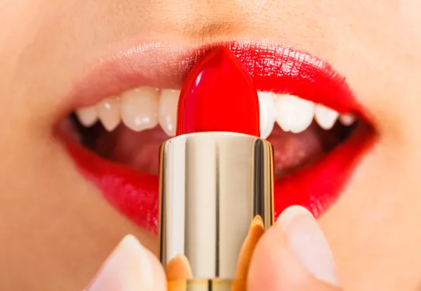 優しく赤い唇を塗る女性 — ストック写真