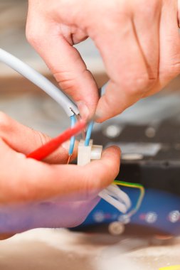 Elektrikçi cihazları tamir