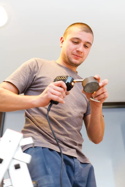 Electricien avec pistolet à souder — Photo