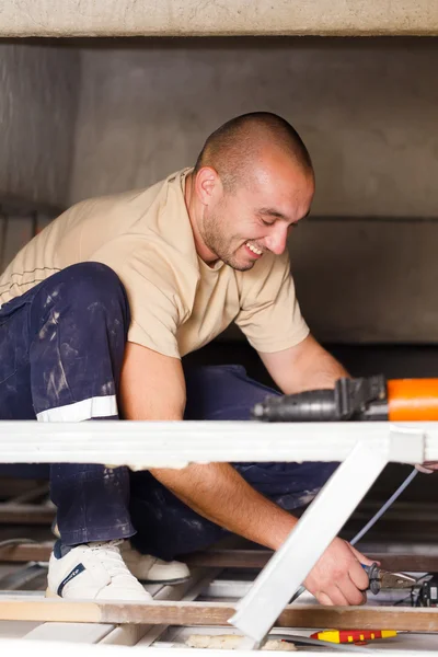 Handy man aan het werk met kabels — Stockfoto