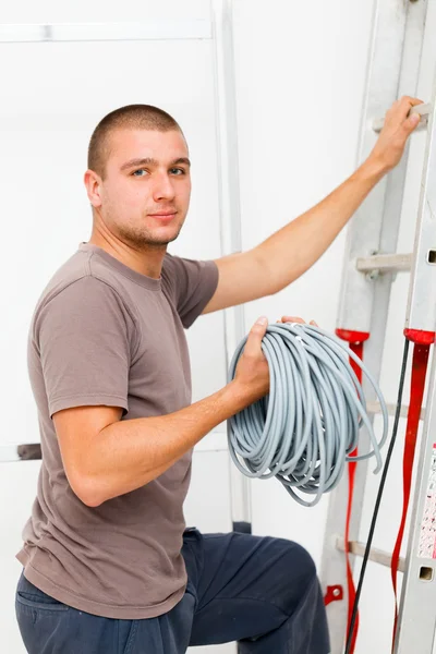 Electricista con Cables — Foto de Stock