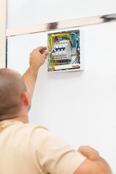 Elektricien man vaststelling fuse — Stockfoto