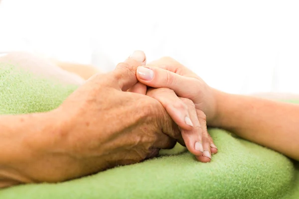 Verpleegster die vrouw hand — Stockfoto