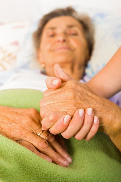 Cuidar el amor y la confianza a las personas mayores — Foto de Stock