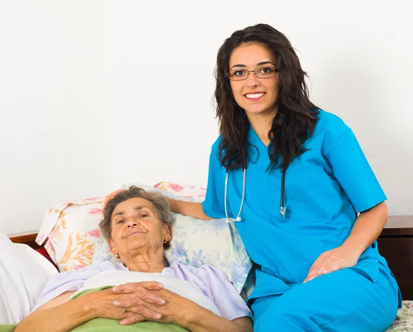 Sjuksköterska omsorg om äldre patient — Stockfoto