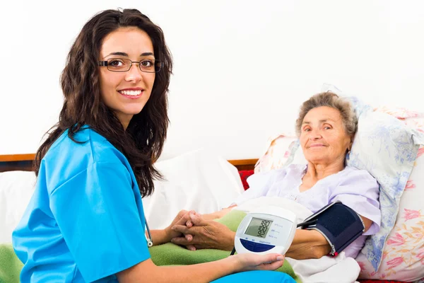 Measuring blood pressure — Stock Photo, Image