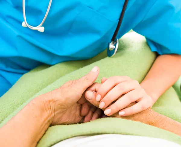 Hemşire yaşlı bayan için caring