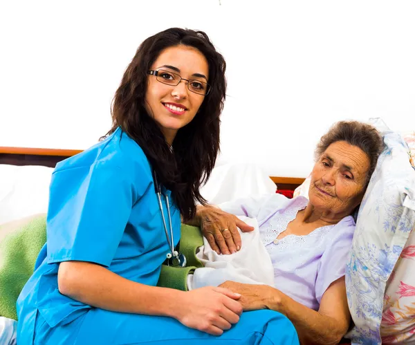 Sjuksköterska att ta hand om patienten — Stockfoto