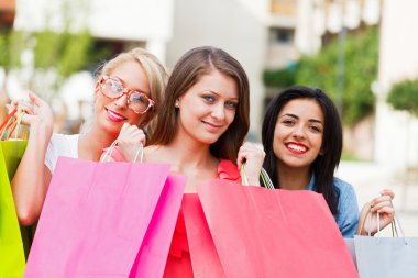 Alışveriş çantalı kadınlar
