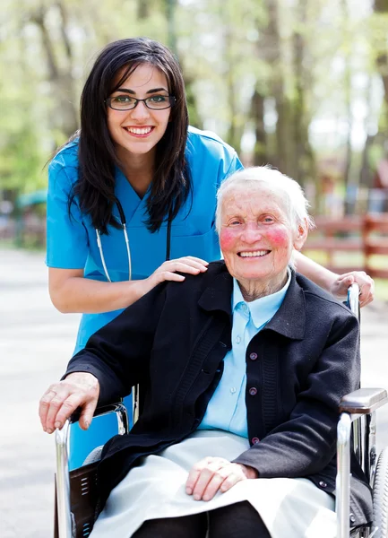 Médico con anciana — Foto de Stock
