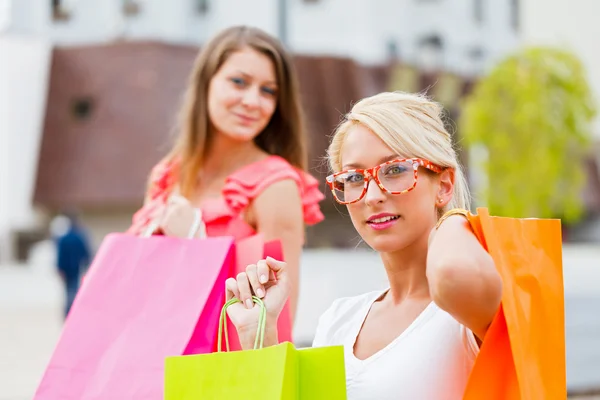 Meisjes aan het winkelen. — Stockfoto