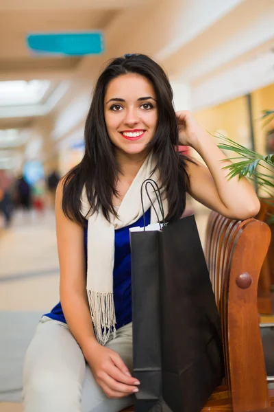 Jeune femme dans un centre commercial — Photo