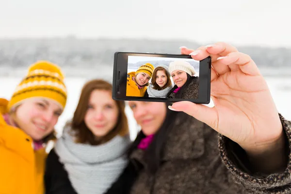 Freundinnen selfies — Stockfoto