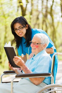 yaşlı bayan tekerlekli sandalye okuma