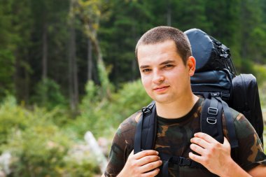 Ormanda yürüyüş yapan biri.