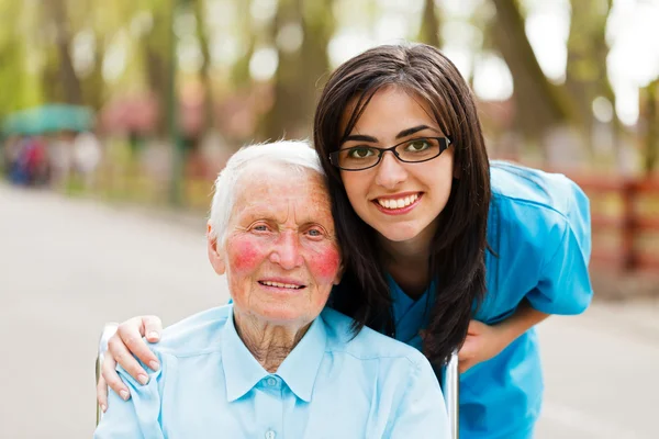 Porträt einer Dame und Krankenschwester — Stockfoto