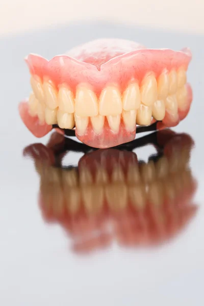 Prótese dentária superior e inferior — Fotografia de Stock