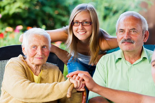 Tipo Família Visitando Idosos Senhora — Fotografia de Stock